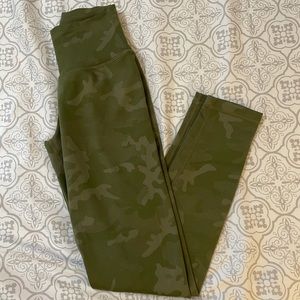 P’tula stealth camo workout leggings